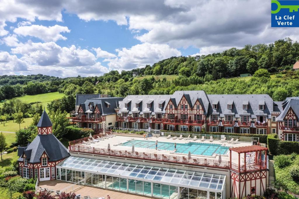 乌尔加特皮埃尔假日酒店的享有带游泳池的度假村的空中景致