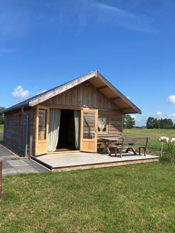 TjerkgaastGrutto的小木屋设有野餐桌和长凳
