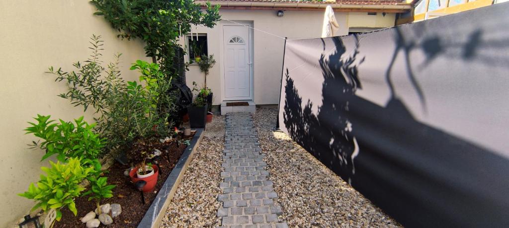 吕埃尔-马尔迈松Casa Enna的房屋前围栏上的女人的影子