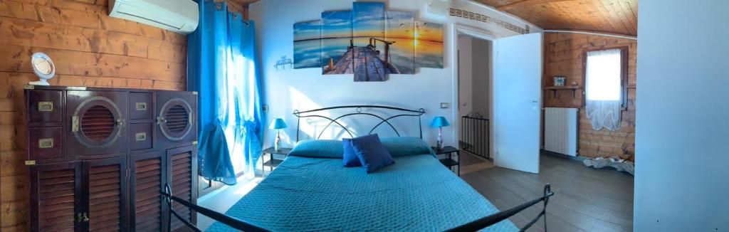 比萨Affittacamere MADE IN PISA Locazione Turistica的一间位于客房内的蓝色床卧室