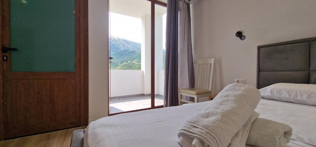 佩尔梅特Kutal Parkinn Hotel的一间卧室设有一张床和一个美景窗户。