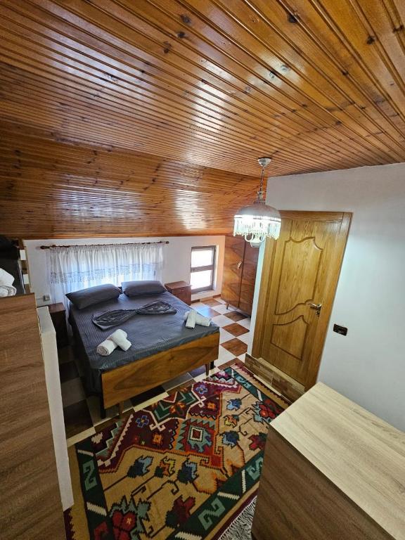 克鲁亚Castle - inside,Voga Guesthause的卧室配有一张床,地板上铺有地毯