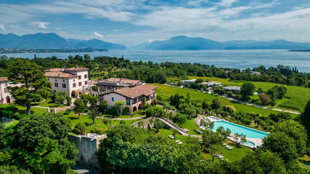 代森扎诺-德尔加达Castello Belvedere Apartments的享有别墅的空中景致,设有度假胜地和湖泊