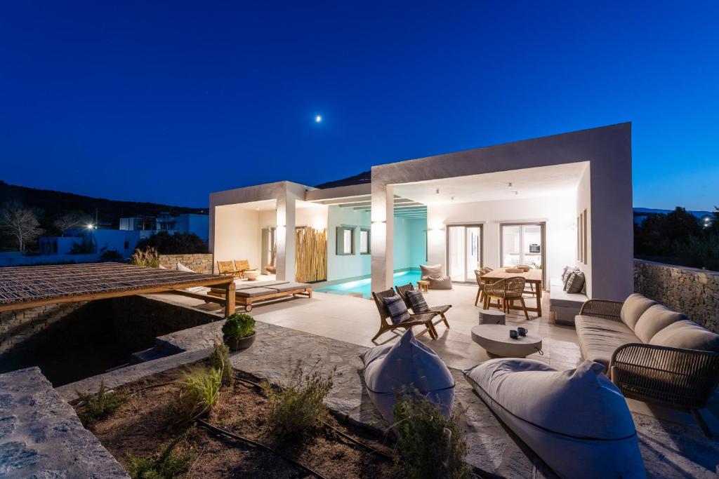 莫罗斯帕罗Exclusive Luxury Moca beachfront villa, Molos, Paros的别墅设有客厅和夜间天井。