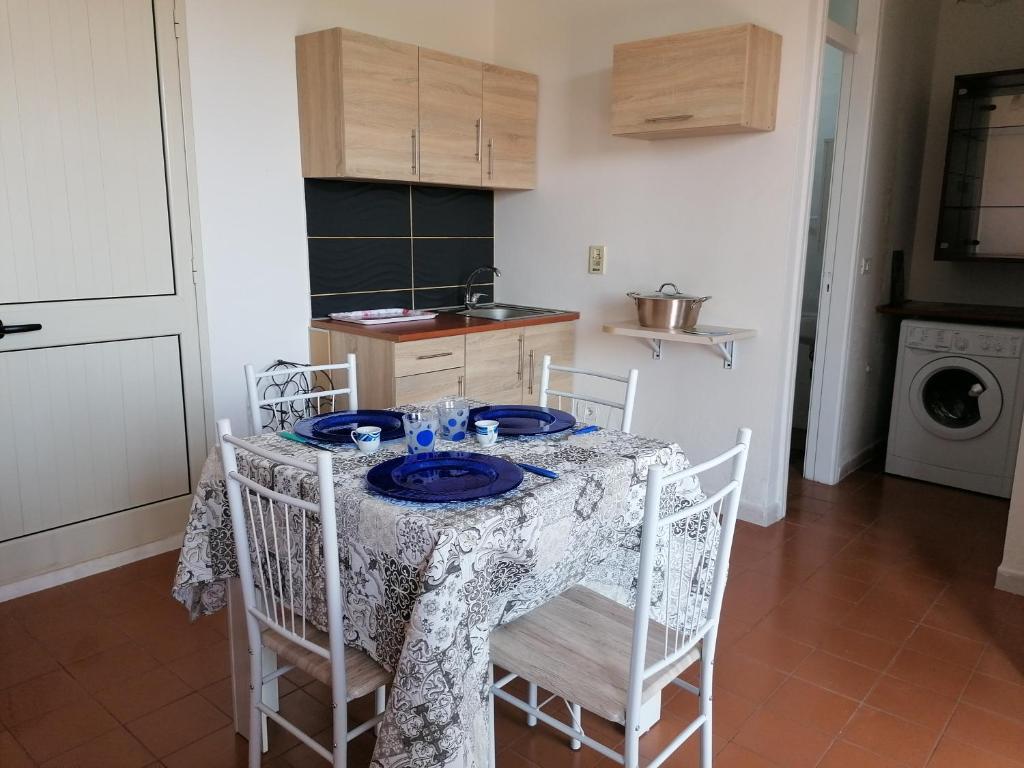 托里德欧索Torre Bella的厨房里设有一张桌子,上面有蓝色的盘子