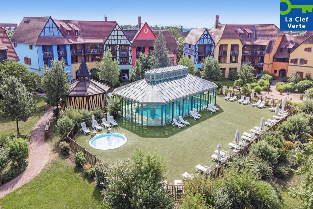 埃圭斯海姆皮埃尔＆假期克洛斯埃圭斯海姆酒店的享有带游泳池的度假村的空中景致