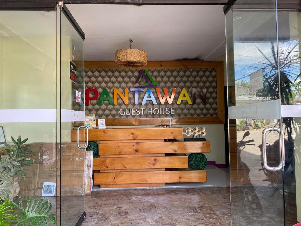 塔比拉兰Pantawan Guest House的玻璃房子里木凳的餐厅入口