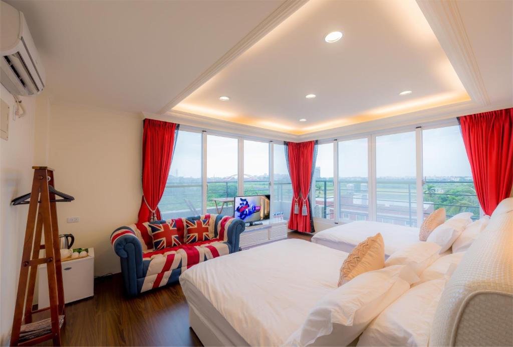 台东台东爱旅行优质民宿的一间卧室设有两张床和大窗户