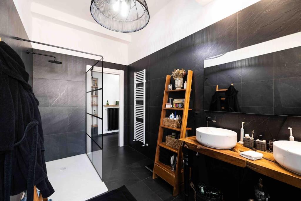 诺瓦拉Apartment Design 5 Stelle的浴室配有2个盥洗盆和步入式淋浴间。