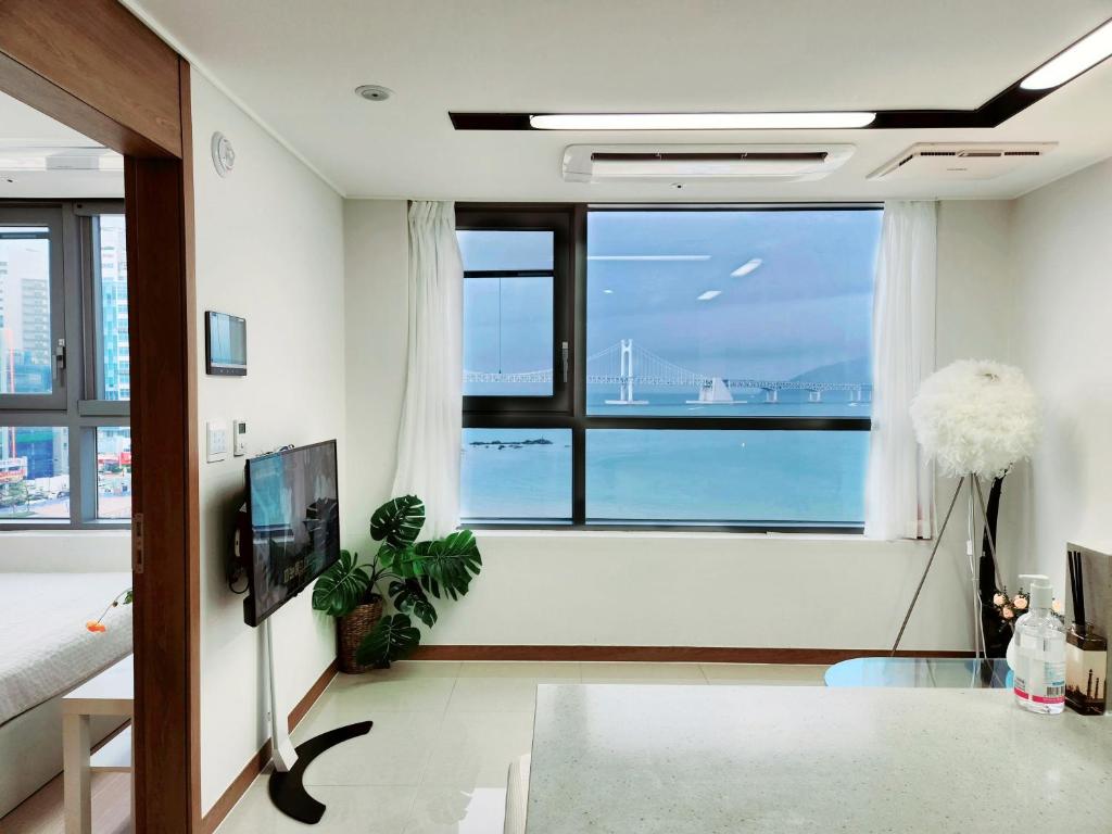 釜山Hot place的客厅设有海景大窗户