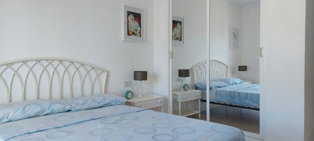 米哈斯Piso junto al Faro de Calaburras - Mijas Costa的一间卧室配有两张床和镜子