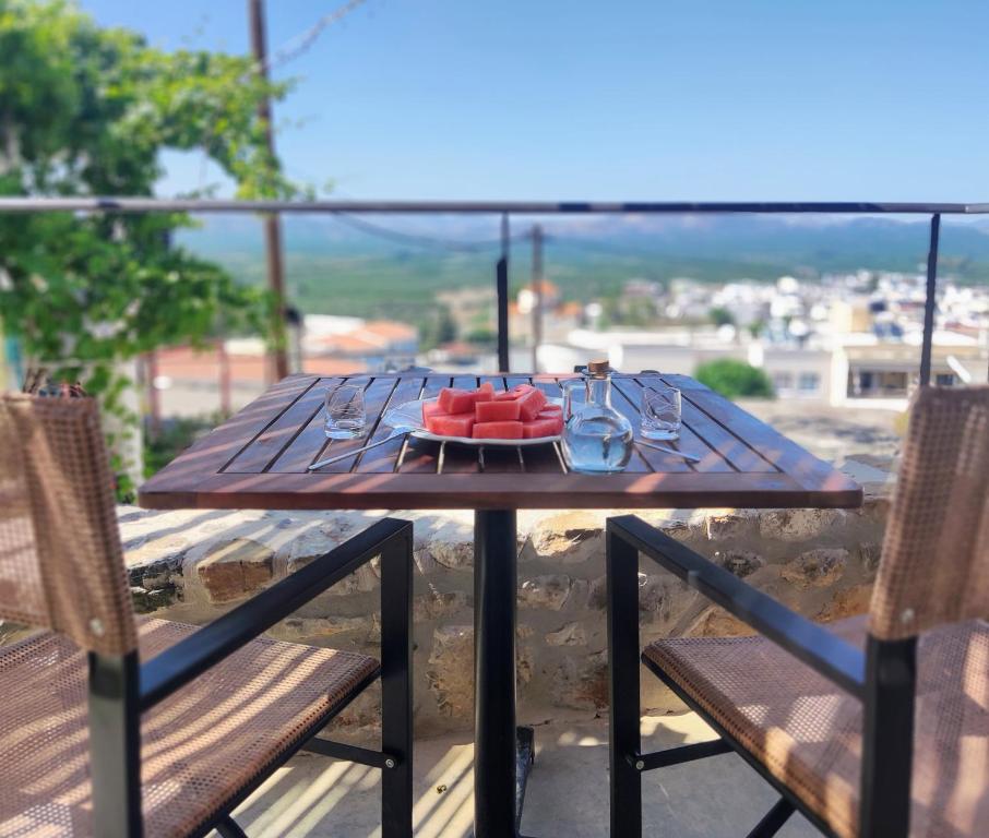 PírgosPyrgi Cretan Living & Spa的一张木桌,上面有一盘水果