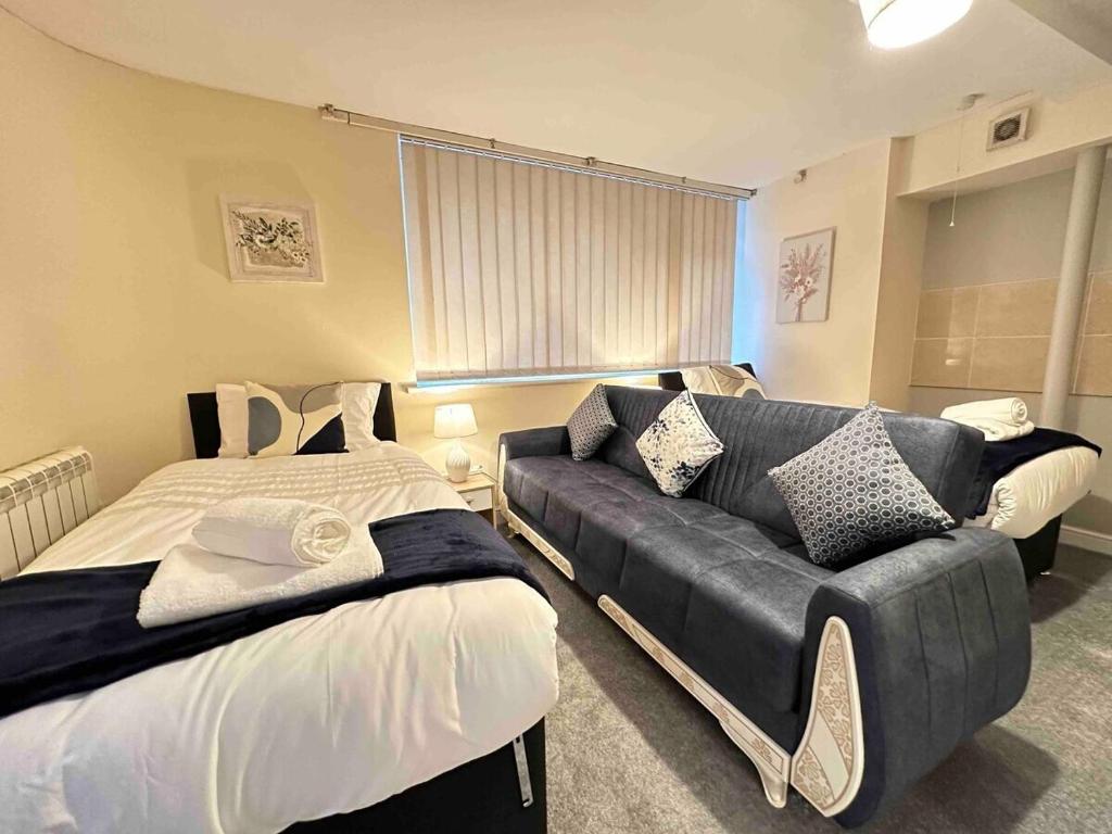 科尔切斯特City Stay的一间卧室配有一张床和一张沙发