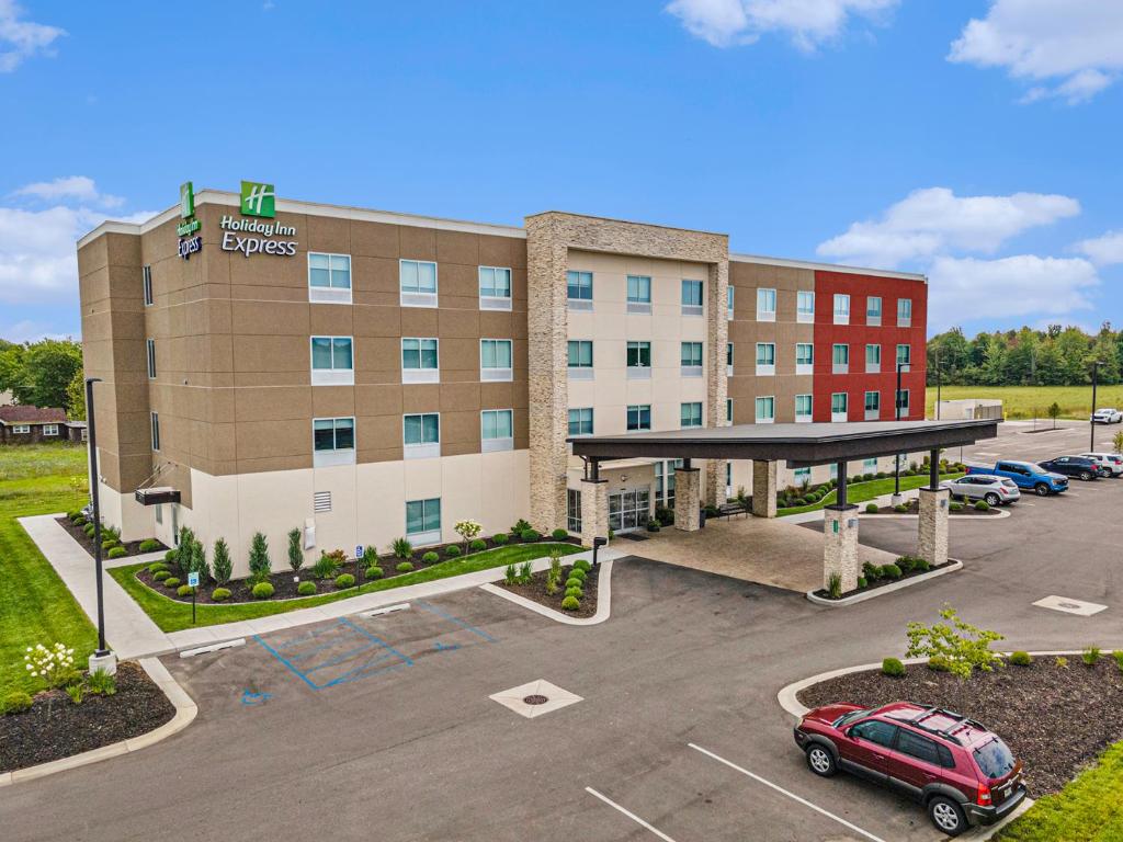 南黑文Holiday Inn Express - South Haven, an IHG Hotel的享有酒店空中景色,设有停车场