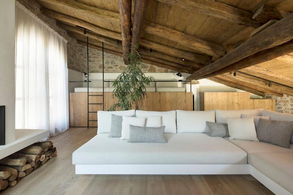La RocaCabana La Roca的配有木制天花板的白色沙发