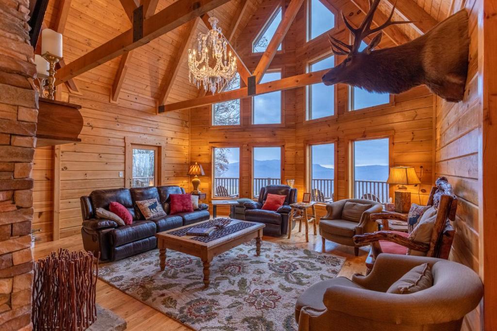 班纳埃尔克Elk Ridge Lodge的小木屋内带皮革家具的客厅
