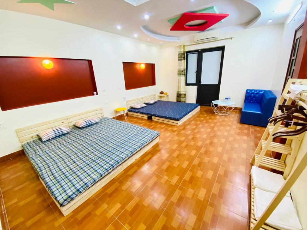 宁平Lion HOMESTAY的客房设有两张床和一台平面电视。