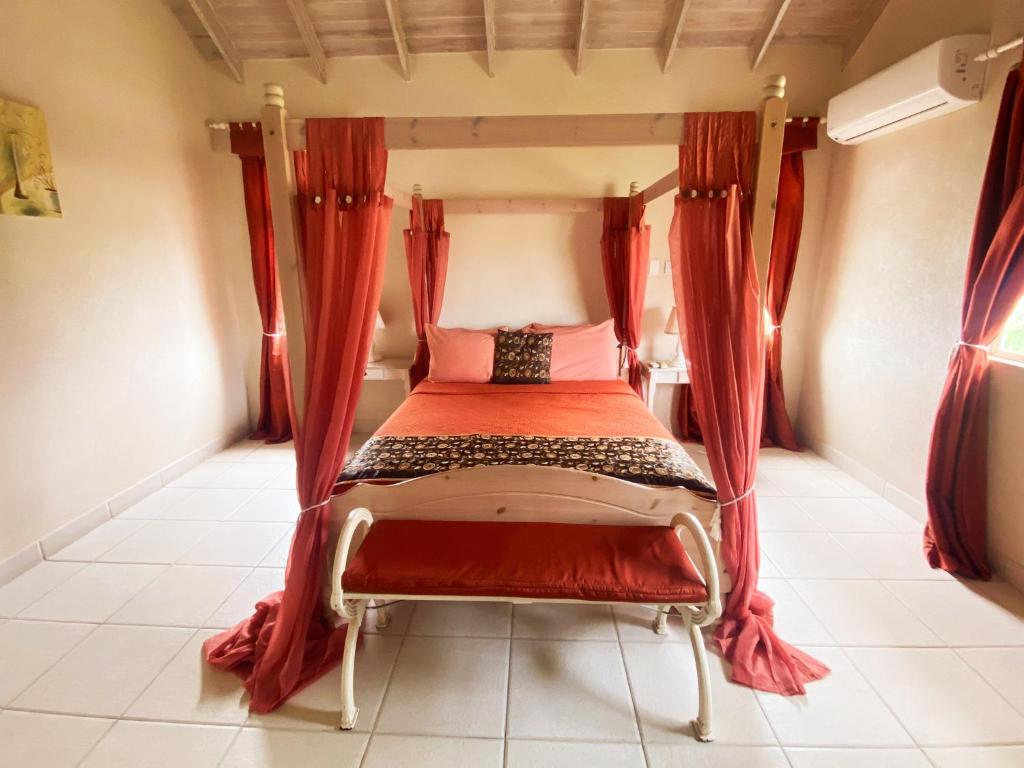 基督教堂市Terracotta Enterprise - Gated Community Home的一间卧室配有红色窗帘的床