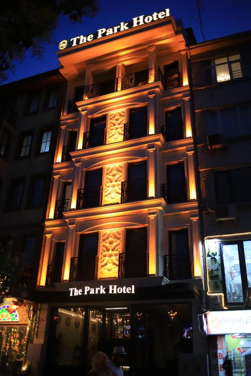 伊斯坦布尔THE PARK HOTEL的一座带公园标志的建筑