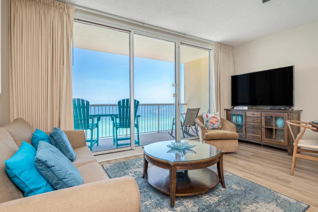 巴拿马城海滩Stunning Ocean & Sunset Views, Direct Beach Access with 2 King Bedrooms at Panama City Beach, Fl的带沙发和平面电视的客厅