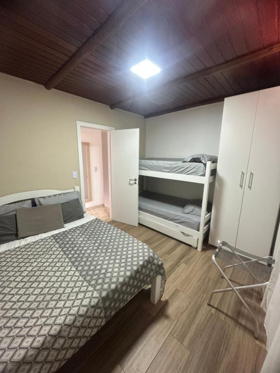 卡马萨里Village ITACIMIRIM的一间卧室配有一张床和两张双层床。