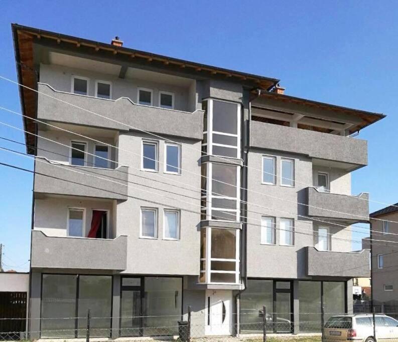 米特罗维察Apartment in Mitrovicë, Kosovë的一座带火炉的大型公寓楼