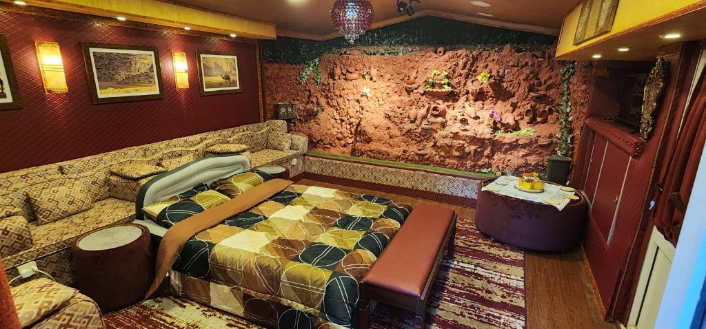 安曼Waterfall Hut - Live by a waterfall كوخ الشلال - عش وسط شلال的一间卧室配有一张床和一张桌子