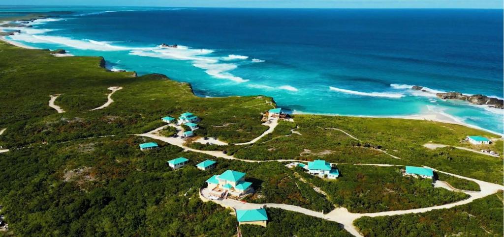 Conch BarDragon Cay Resort Mudjin Harbour的享有岛屿的空中景致,设有帐篷和海洋