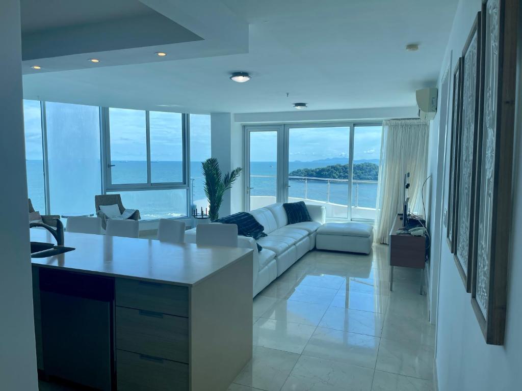 普拉亚伯尼塔村17E Beautiful 2-Bedroom Ocean View Apartment的客厅配有沙发和桌子