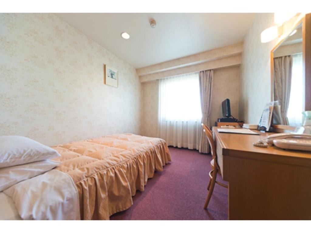 日田市Hotel Socia - Vacation STAY 53771v的酒店客房配有一张床和一张带电脑的书桌