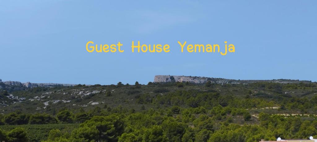 纳博讷Guest House Yemanja的山里,有字,有耶尔马斯旅馆