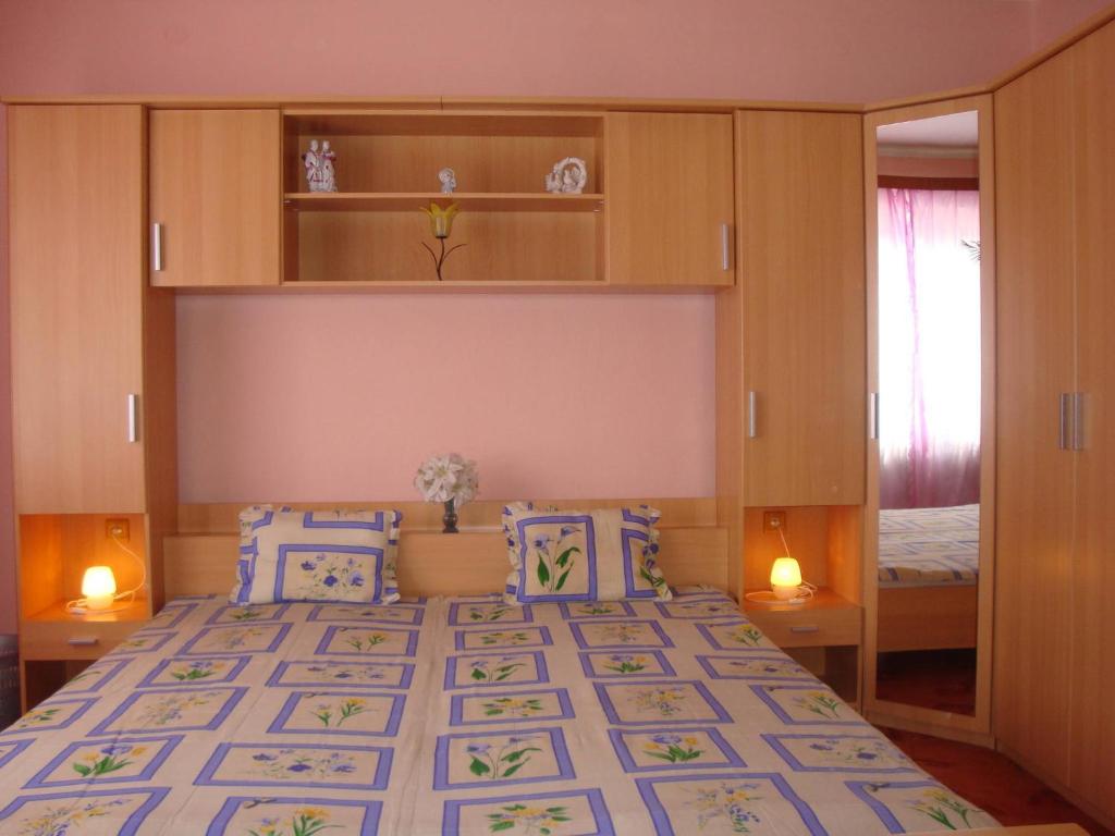 波达雅斯卡Golden Sun的一间卧室配有一张带蓝色枕头的大床