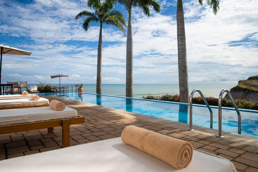 哈马Jama Campay - Homes Resort & Spa的海景度假无边泳池