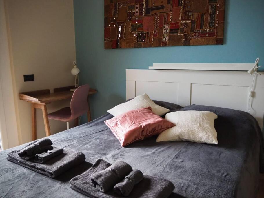 利索内Residence Monza Parco的一张带两个枕头的床和毛巾