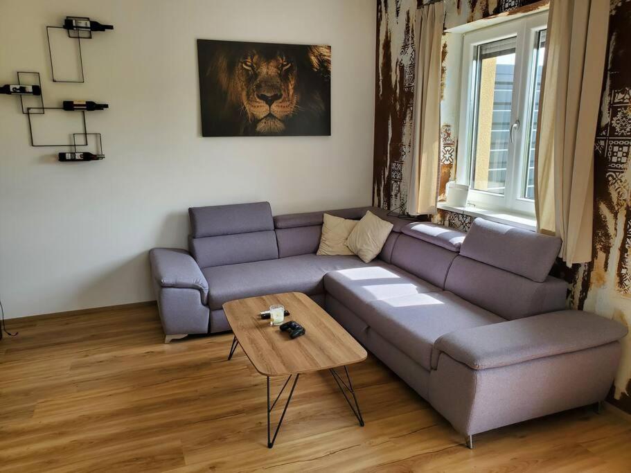 GabersdorfAppartement Herzer的客厅配有紫色沙发和桌子