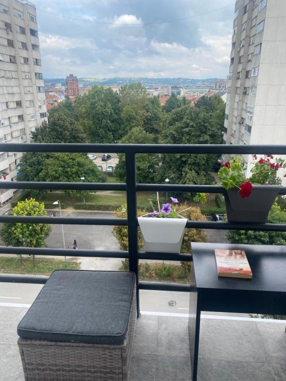 查查克Apartman Una的阳台设有长凳,享有城市美景。