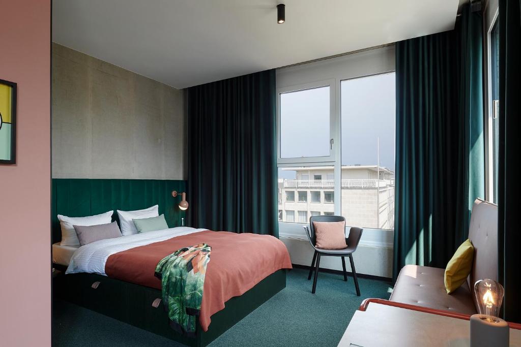 多特蒙德Basecamp Hotel Dortmund的酒店客房设有一张床和一个大窗户