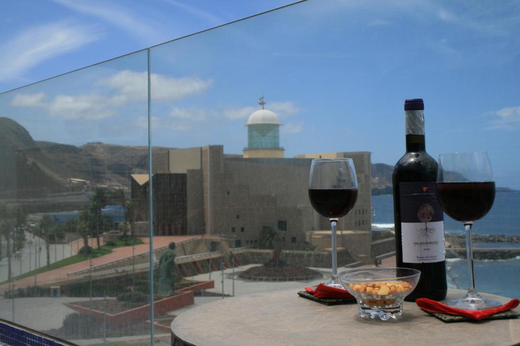 大加那利岛拉斯帕尔马斯Las Canteras Beach的桌子上放有一瓶葡萄酒和两杯酒