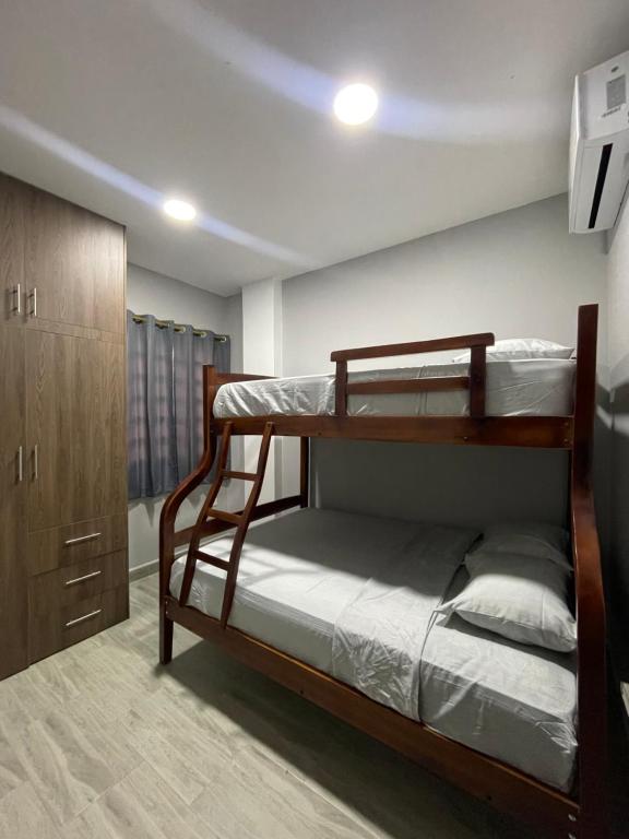Departamento exclusivo en salinas客房内的一张或多张双层床