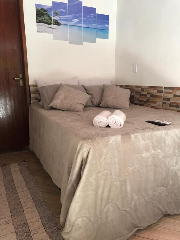 阿布拉奥BLUE DOOR BRASIL的一间卧室配有一张大床和两个枕头
