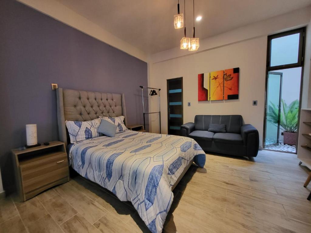 奥里萨巴San José的一间卧室配有一张床和一张沙发
