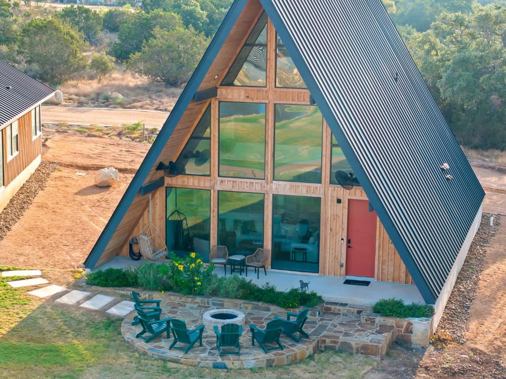 新布朗费尔斯Gruene Lake Haus - Modern A-Frame with Fire Pit的享有房屋顶部景致,设有大窗户