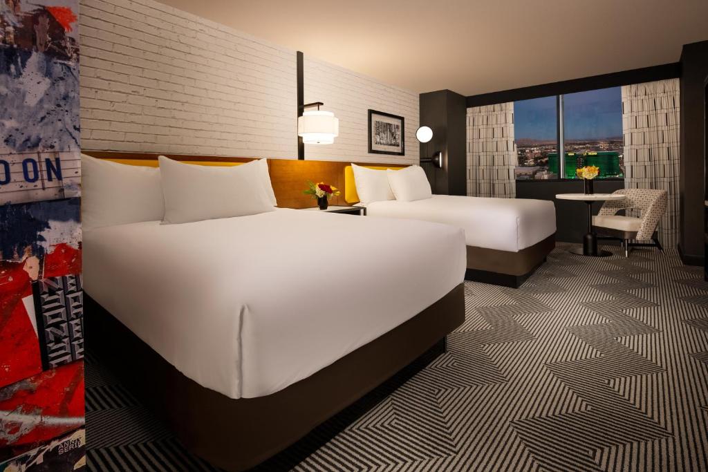 拉斯维加斯Pleasant Unit at New York New York Strip Las Vegas的酒店客房配有两张床和一张书桌