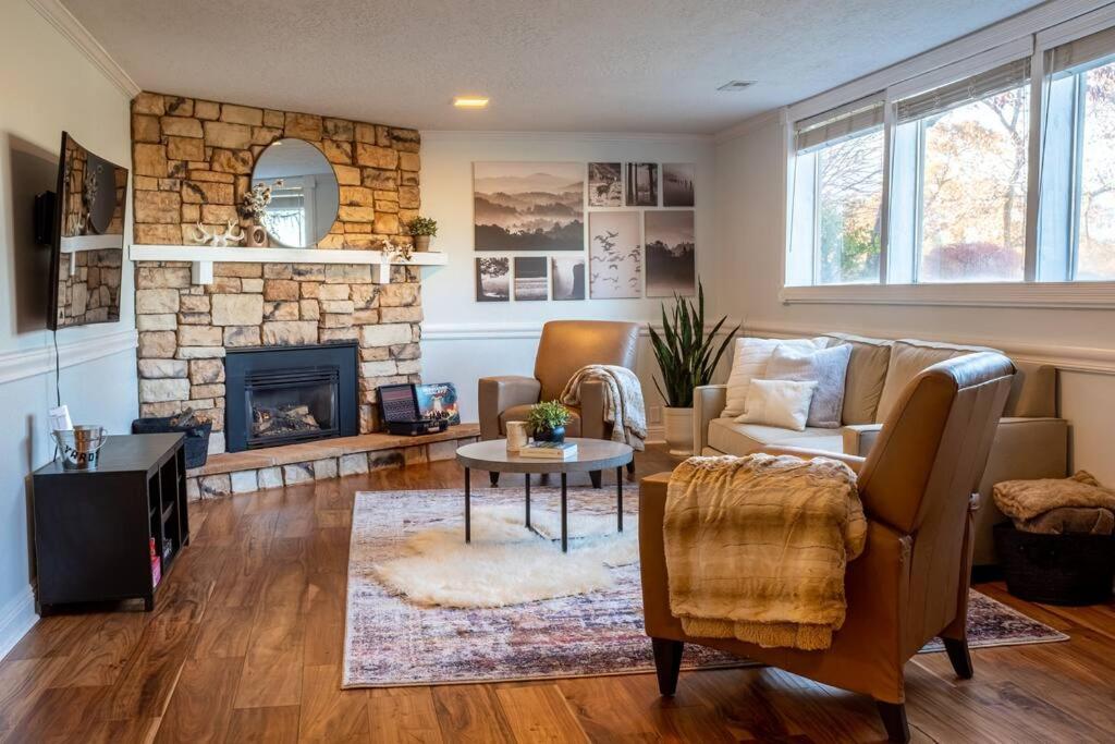 Cottonwood HeightsCottonwood Heights - Lower Level of Mountain Home!的带沙发和壁炉的客厅