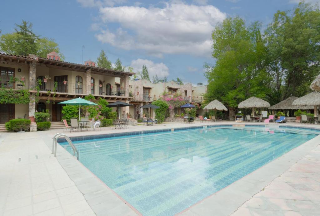 AtotonilcoAtotonilco Hotel & Club的酒店前方的大型游泳池