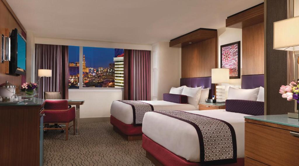 拉斯维加斯Restful Unit at Mirage Casino Strip Las Vegas的酒店客房设有两张床和窗户。