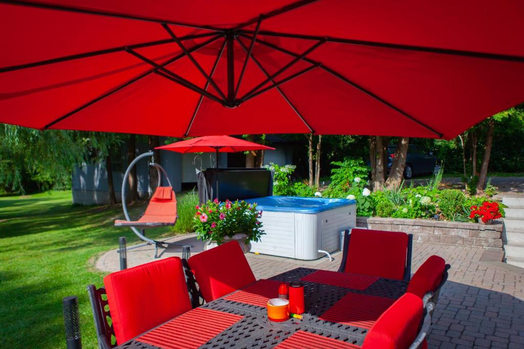 当达斯Nature Oasis Bar Room的一张桌子和椅子,放在大红伞下