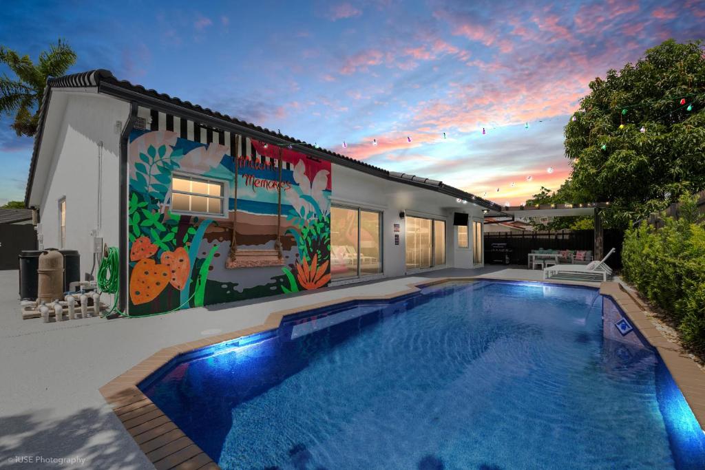 迈阿密Flamingo's Resort的庭院中带游泳池的房子