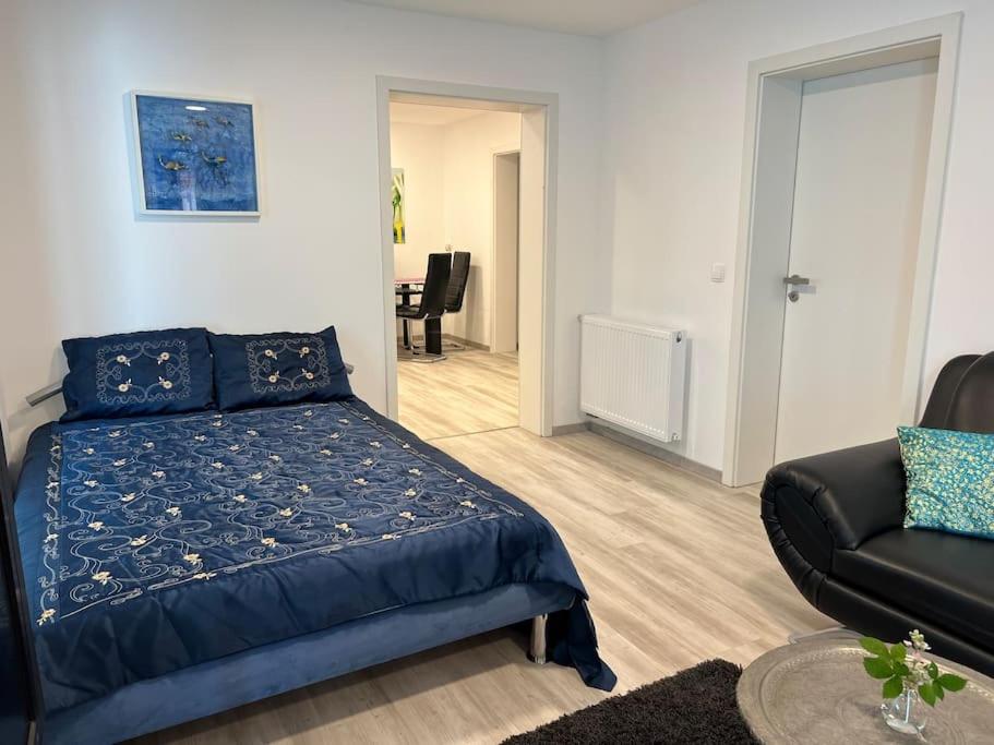 兰河畔马尔堡EG-Souterrain Wohnung的一间卧室配有蓝色的床和沙发