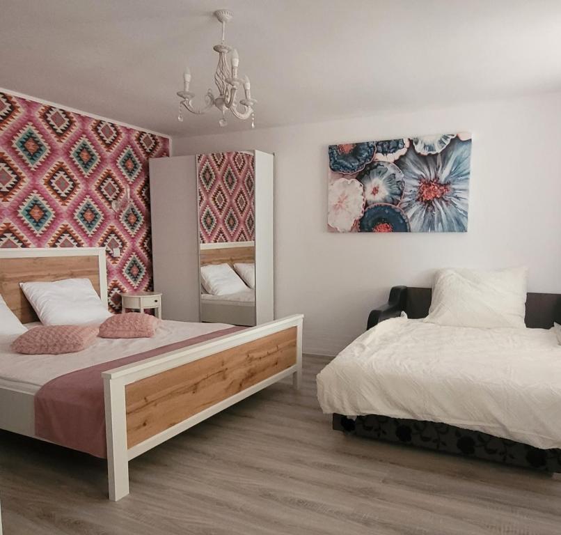 GiurgiuCasa Domnească的一间卧室配有两张床和镜子